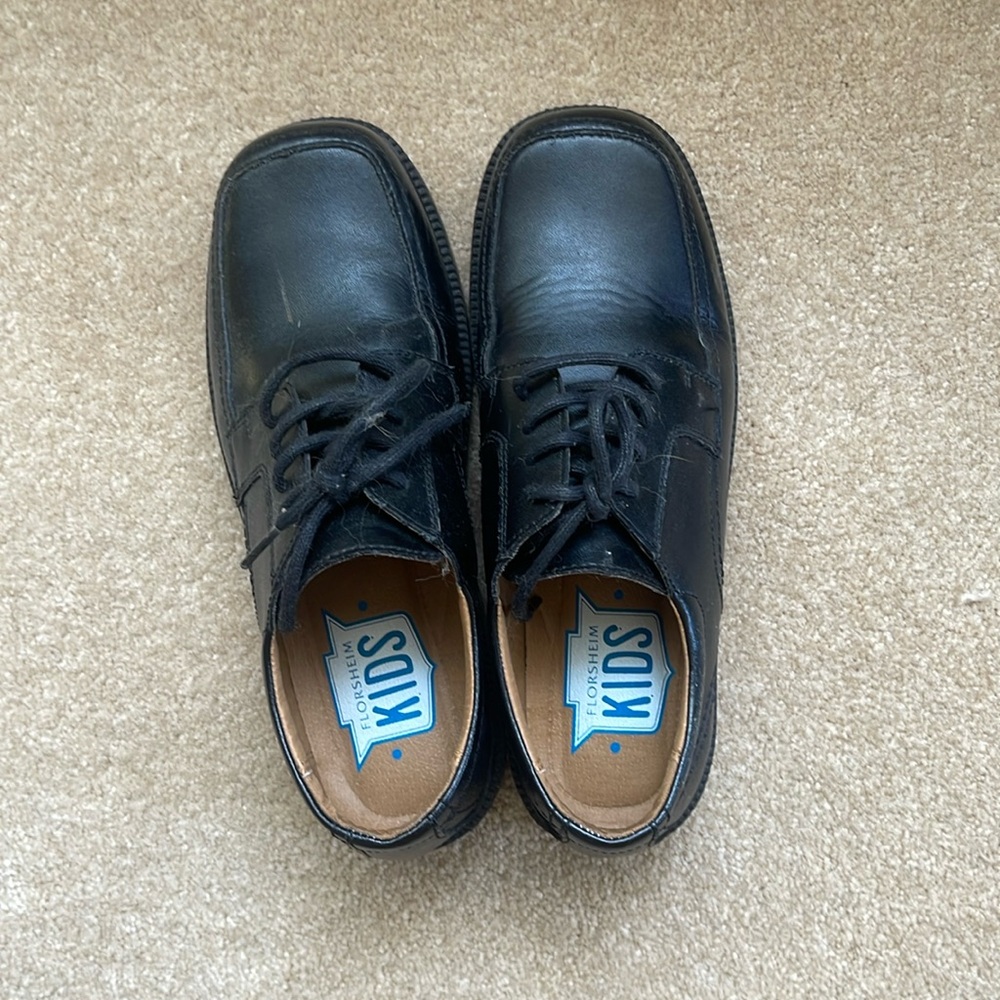 Florsheim Kids black leather size 5 dress shoes